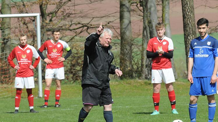 Alles h&ouml;rt auf sein Kommando. Wo es lang geht, zeigt Schiedsrichter Martin Schneider (Untererthal) den U18-Jungs von der SG Wartmannsroth (in rot) und SG M&uuml;nnerstadt. Foto: ssp
