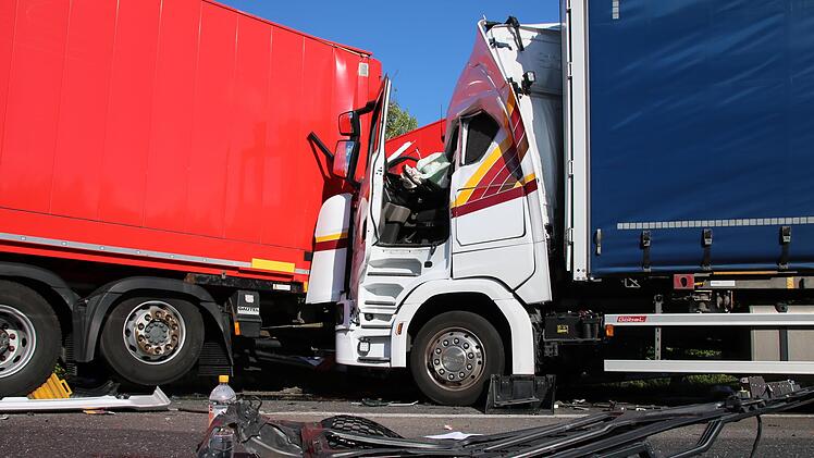 Zwei Lastzüge sind am Dienstagnachmittag auf der A7 bei Elfershausen zusammengestoßen.