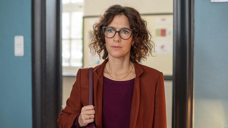 Taras Mutter Frau Wegner (Maju Sartorius) dachte bis vor Kurzem, dass ihre Tochter in München Jura studiert, und nun ist die 18-Jährige schwanger an der Flensburger Förde und möchte Modedesignerin werden? Ein bisschen viel auf einmal für Taras Eltern.