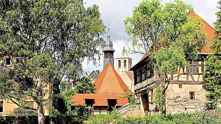 Blick &uuml;ber den Schlossgraben auf die Schlosskapelle, die von der evangelischen Gemeinde genutzt wird. Dahinter der Turm der katholischen Pfarrkirche. G&uuml;nther Geiling