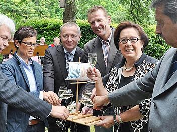 Floßtaufe beim Saalemusicum in Oberessfeld (von links): Helmut Lapp, Projektleiter Saalemusicum aus Hammelburg, Bürgermeisterin Angelika Götz, Landrat Thomas Bold, MdL Günther Felbinger, stellvertretende Bezirkstagspräsidentin Karin Renner und stellvertretender Landrat Kurt Mauer hoffen auf erfolgreiche musikalische Veranstaltungen. Foto: Friedrich