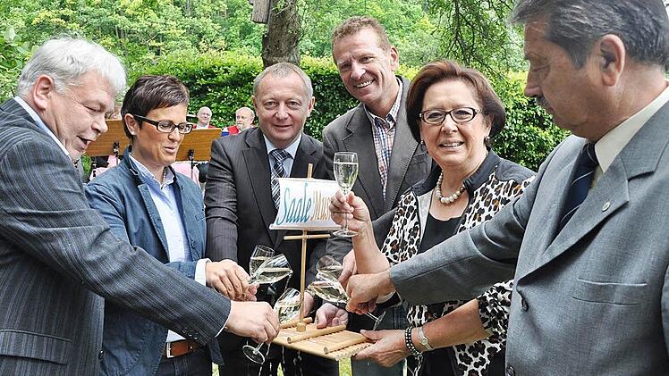 Floßtaufe beim Saalemusicum in Oberessfeld (von links): Helmut Lapp, Projektleiter Saalemusicum aus Hammelburg, Bürgermeisterin Angelika Götz, Landrat Thomas Bold, MdL Günther Felbinger, stellvertretende Bezirkstagspräsidentin Karin Renner und stellvertretender Landrat Kurt Mauer hoffen auf erfolgreiche musikalische Veranstaltungen. Foto: Friedrich