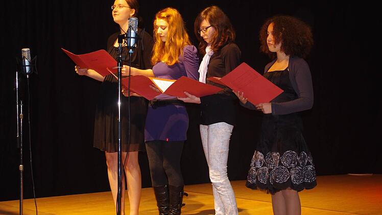 Sarah Peretzke, Miriam Möbius, Rita Kestel und Jasmin Geiger (von links) sangen "Memory".