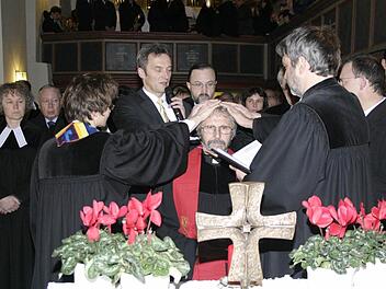 Hans-Jürgen Johnke (M.) bei der Einsegnung in Affalterthal am 1. Dezember 2007