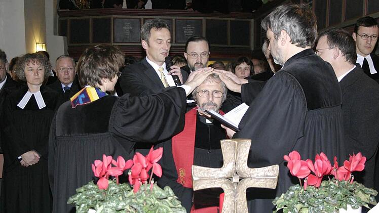 Hans-Jürgen Johnke (M.) bei der Einsegnung in Affalterthal am 1. Dezember 2007