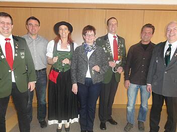 Schützenmeister Michael Wimmel (l.) und Gauschützenmeister Günter Schwager (r.) ehrten langjährige Schützen (v.l.): Klaus Schmitt (40), Melanie Binder (25), Marion Fritsch (40), Matthias Metz (30) und Lothar Metz (40). Foto: Wolfgang Wimmel
