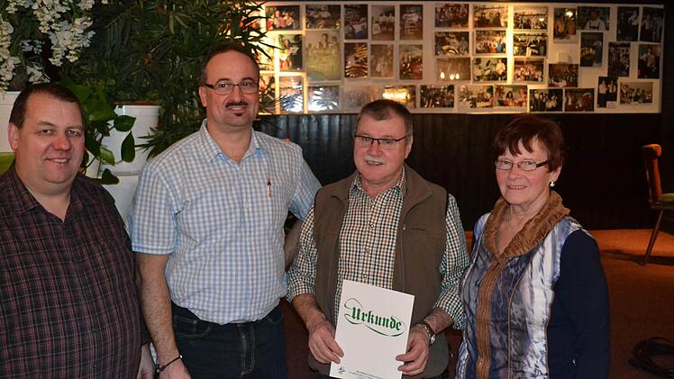 Sie freuen sich mit Hugo Karges über dessen Auszeichnung: Bürgermeister Bernold Martin, 1. Vorsitzender Armin Hahn, Hugo Karges (Ehrennadel in Gold) und Marianne Müller (stellvertretende Kreisverbandsvorsitzende). Foto: Beatrix Lieb