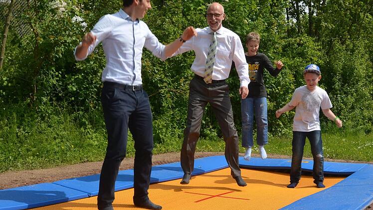 David Rybak und Oberbürgermeister Kay Blankenburg testeten am Eröffnungstag das neue Bodentrampolin im Aktiv-Spielplatz.