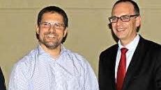 Eine Spende von 10 000 Euro überreichte Matthias Krämer (l.) an Landrat Meißner.