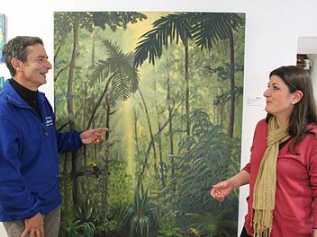 Martin Ludwig spricht mit Assja Kurtz über die Darstellung und Umsetzung der Metamorphose in ihren Bildern. Foto: Mariell Dörrschmidt
