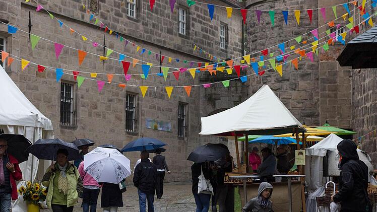 Mit Schirm, Charme und guter Laune: 125 Aussteller präsentierten sich am Wochenende auf der Rosenmesse. Die Besucher betrachteten das Angebot aber zumeist unter einem Regenschirm. Der Stimmung tat dies keinen Abbruch. Foto: Mariell Dörrschmidt