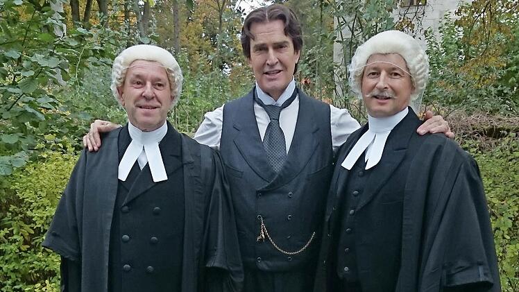 Die beiden Mitwitzer Komparsen Friedrich Bürger und Siegmund Katholing mit Rupert Everett vor dem Wasserschloss