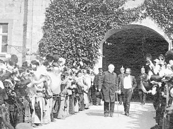 Reichskanzler Otto von Bismarck war zur Kur in Bad Kissingen, das Foto zeigt ihn vor seinem Domizil in der Oberen Saline. Ein Grund für den Aufschwung der Kuren war, dass er eine Sozialgesetzgebung und Krankenkassen eingeführt hat.  Foto: Stadtarchiv Bad Kissingen