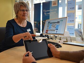 Die Mitarbeiterinnen des Reisebüros Mäx in Forchheim, wie Gerda Zimmermann, müssen ihre Kunden auch über geltenden Datenschutz aufklären. Foto: Ronald Heck