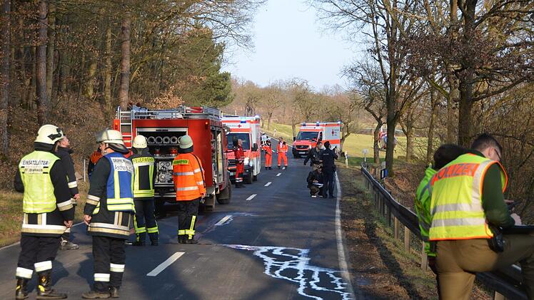 Knapp 100 Rettungskräfte der neun umliegenden Feuerwehren, mehrerer Rettungswagen des Roten Kreuzes sowie  zwei Rettungshubschrauber waren bei einem Unfall am Sonntag im Einsatz.Peter Rauch