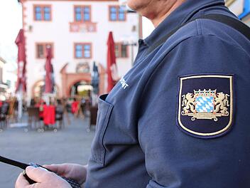 Das Wappen am Ärmel weist die Sicherheitswacht als staatliche Einrichtung aus (aufgenommen in Bad Kissingen). Foto: Ralf Ruppert