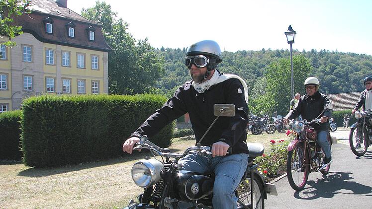 Mit ihren alten Motorrädern kamen Gäste aus dem Schweinfurter Raum in den Gleisenauer Schloßpark.