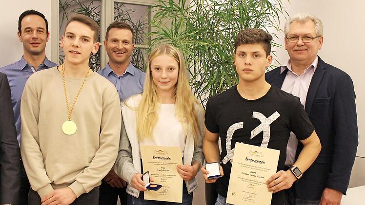 Die erfolgreichen Einzelsportler Julius Biemann, Emiliy Fischer und Christian Camilo Fischer (vorne v. l.) Fotos: Evi Seeger