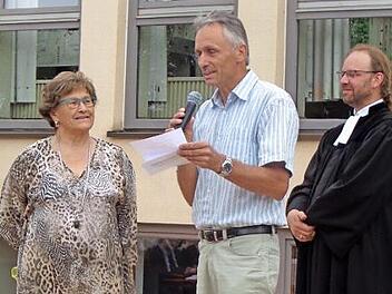 Pfarrer Johannes Kestler (r.) und Werner Lamprecht zeichneten Rosi Emrich aus. Foto: privat