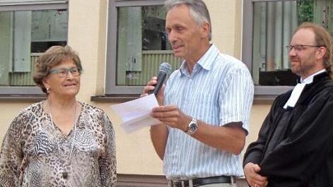 Pfarrer Johannes Kestler (r.) und Werner Lamprecht zeichneten Rosi Emrich aus. Foto: privat