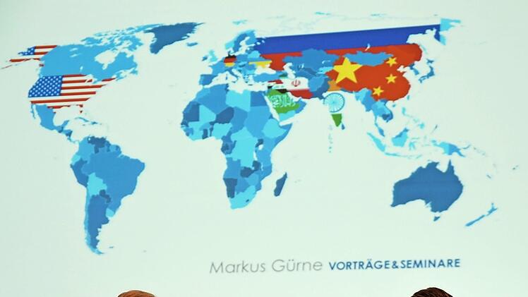 Heinrich von Pierer (l.) und Markus Gürne versuchten, Chinas Rolle in der Welt zu erklären. Foto: Pascale Ferry