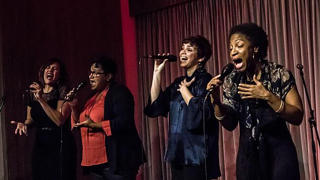 Toller Auftritt: Das Vokalquartett Gema 4 beeindruckte bei seinem ausverkauften Coburg-Gastspiel auf der Bühne von Leise am Markt (von links): Clara Luna, Odette Telera, Michele Alderete und Laura Flores.Foto: Jochen Berger