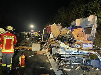 Unfall bei Theres: Lastzug rammt Pannen-Wohnmobil auf der Autobahn