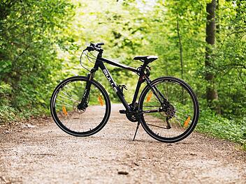 Bevor du eine Radtour bei herrlichem Frühlingswetter machst, solltest du dein Fahrrad prüfen und startbereit machen.