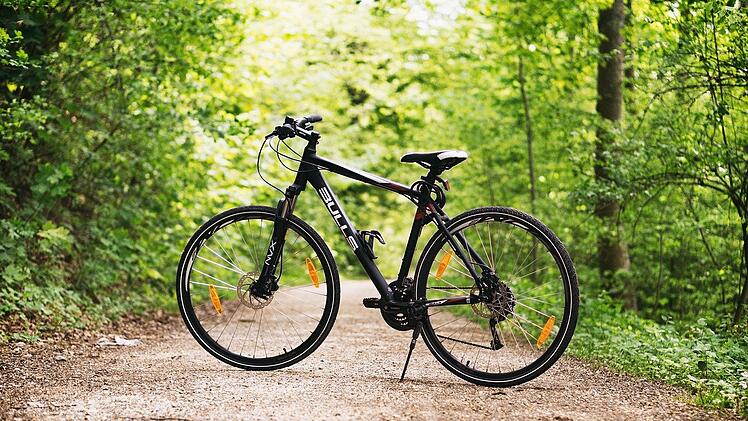Bevor du eine Radtour bei herrlichem Frühlingswetter machst, solltest du dein Fahrrad prüfen und startbereit machen.