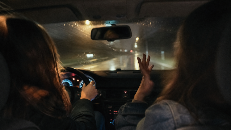 Beifahrerin springt in der Oberpfalz wegen Streit aus fahrendem Auto