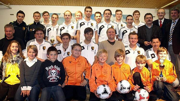 Die Fußballer der 1. und 2. Mannschaft aus Steinwiesen strahlen um die Wette mit den E2 Junioren. Oben rechts Bürgermeister Gerhard Wunder, Karl H. Fick und SV-Vorsitzender Richard Rauh.