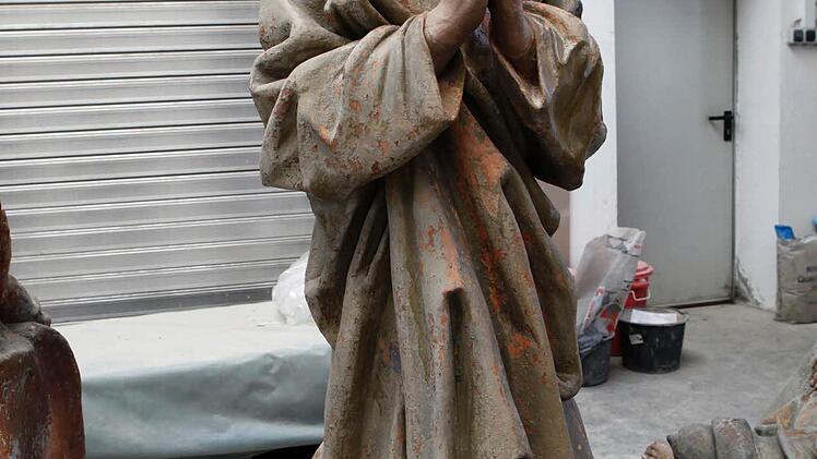 Die Figuren (hier Jesus) sind bereits wieder repariert - was fehlt ist die Farbe