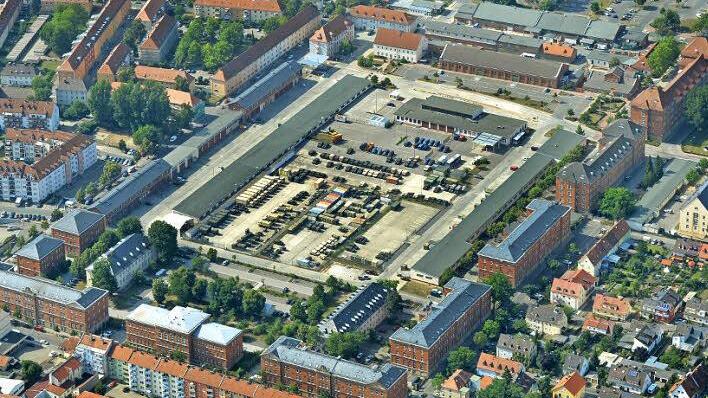 Ein Areal, das im Frühling 2015 zur Geisterstadt werden könnte: Die US-Kaserne zwischen Pödeldorfer- und Weißenburgstraße. Das US-Hauptquartier befindet sich im Bildeck rechts oben. Foto: Ronald Rinklef