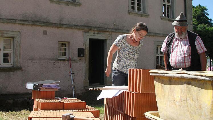 Die erste Ladung Steine ist schon vor Ort: Bis zum Herbst soll der rund 175 000 Euro teuere Rohbau fertig gestellt sein.