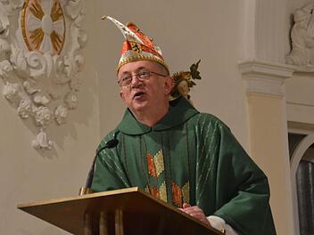 Dekan Hans Roppelt bei der Faschingspredigt. Foto: privat