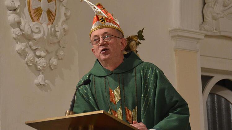 Dekan Hans Roppelt bei der Faschingspredigt. Foto: privat