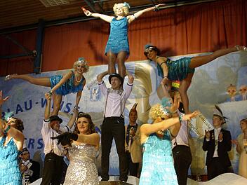 "Swinging Charleston Cabaret", der Auftritt der blauweißen Showtanzgruppe, gehörte zu den Glanzpunkten der Blau-Weiß-Prunksitzung in Elfershausen.  Foto: Winfried Ehling