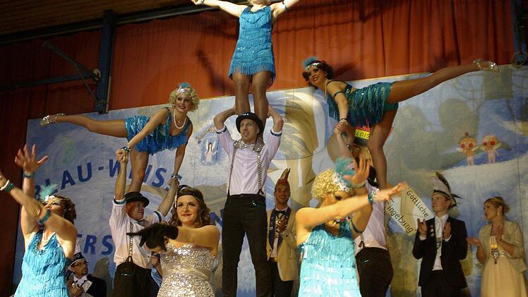 "Swinging Charleston Cabaret", der Auftritt der blauweißen Showtanzgruppe, gehörte zu den Glanzpunkten der Blau-Weiß-Prunksitzung in Elfershausen.  Foto: Winfried Ehling