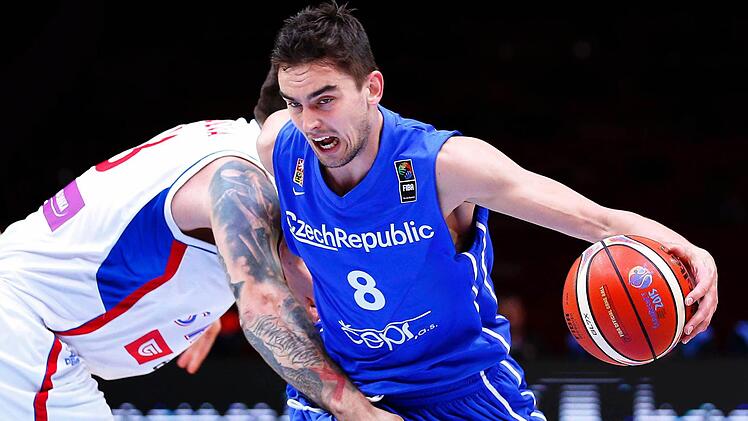 Der Tscheche Tomas Satoransky kann vom Serben Miroslav Raduljica nur mit einem Foul gestoppt werden. Foto: Sebastien Nogier/dpa