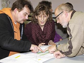 Wie verläuft der Lärmschutzwall? Eine Frage, die die Bürger bei der Informationsveranstaltung der Stadt interessierte.  Foto: Gerda Völk