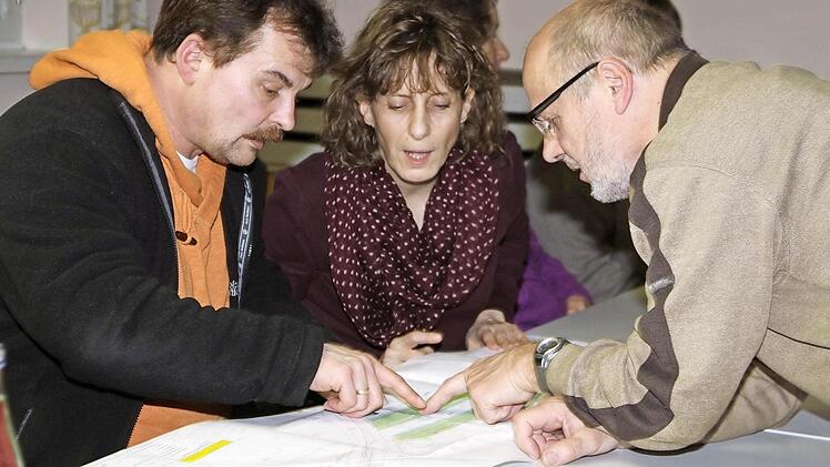 Wie verläuft der Lärmschutzwall? Eine Frage, die die Bürger bei der Informationsveranstaltung der Stadt interessierte.  Foto: Gerda Völk