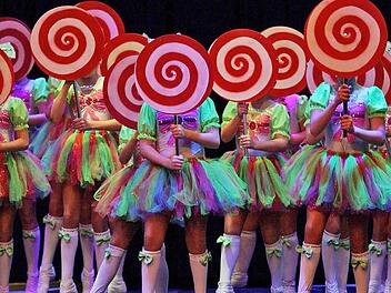 "Wer hat das Rezept versteckt?": Die Choreografie der Jugendschautanzgruppe "Abenteuer in der Lollifabrik" landete bereits zweimal auf dem ersten Platz. Fotos: Katja Nauer