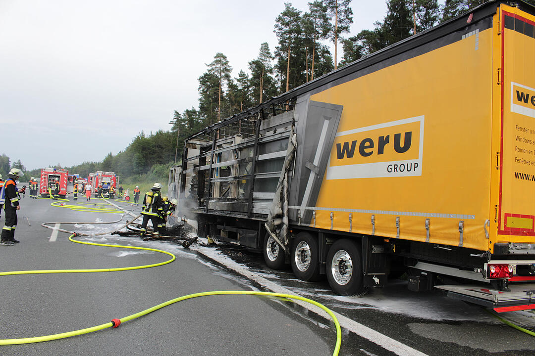 A9 bei Pegnitz: Sattelzug geht in Flammen auf