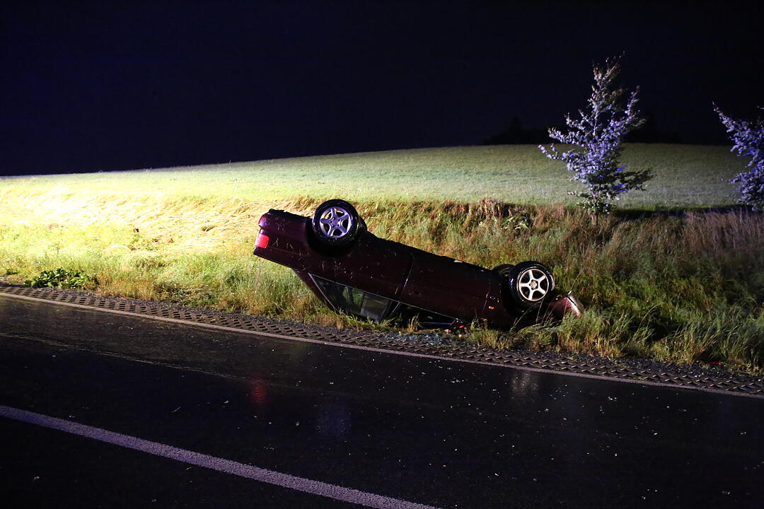 Unfall im Landkreis Hof - Auto landet auf dem Dach