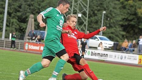 Baiersdorf drückte auf den Sieg, musste hinten dennoch aufpassen. Nicolas Wurm (re.) grätschte im eigenen Sechzehner im letzten Moment vor Gästeangreifer Yannik Stutz. Foto: Uwe Kellner