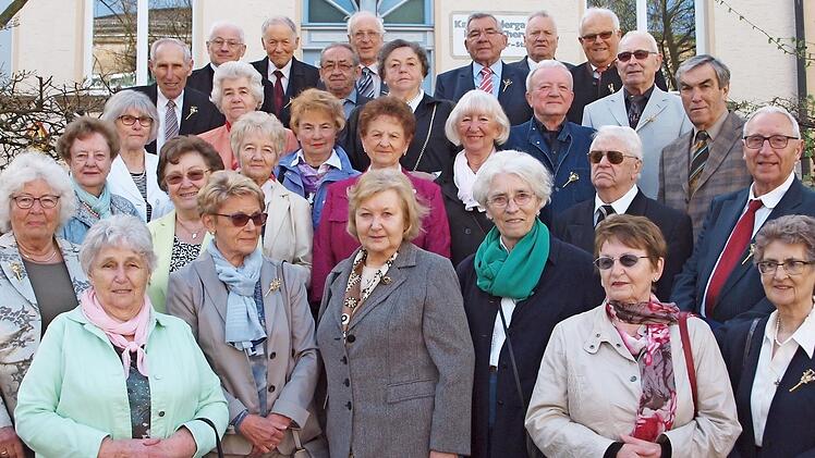 Vor 70 Jahren empfingen diese Frauen und Männer erstmals die heilige Kommunion.