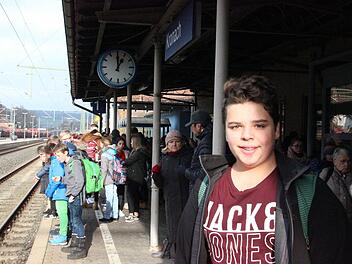Emil Ebertsch wartet in Kronach auf den Zug nach  Hause. Foto: Andreas Schmitt