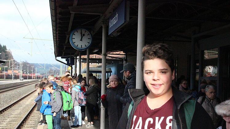 Emil Ebertsch wartet in Kronach auf den Zug nach  Hause. Foto: Andreas Schmitt