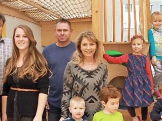 Die Kindergartenleiterinnen Gabriele Wirth (6. v. l.), Rebecca Fischer (2. v. l.) und Nathalie Bauer (4. v. l.) mit Michael Kraus (l.), Alfred Dormann (3. v. l.), Martin Schad (5. v. l.) und Holger Hübschmann, Geschäftsleiter der Sparkasse (r.) Foto: Mathias Erlwein