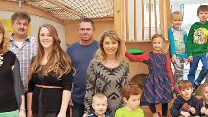 Die Kindergartenleiterinnen Gabriele Wirth (6. v. l.), Rebecca Fischer (2. v. l.) und Nathalie Bauer (4. v. l.) mit Michael Kraus (l.), Alfred Dormann (3. v. l.), Martin Schad (5. v. l.) und Holger Hübschmann, Geschäftsleiter der Sparkasse (r.) Foto: Mathias Erlwein